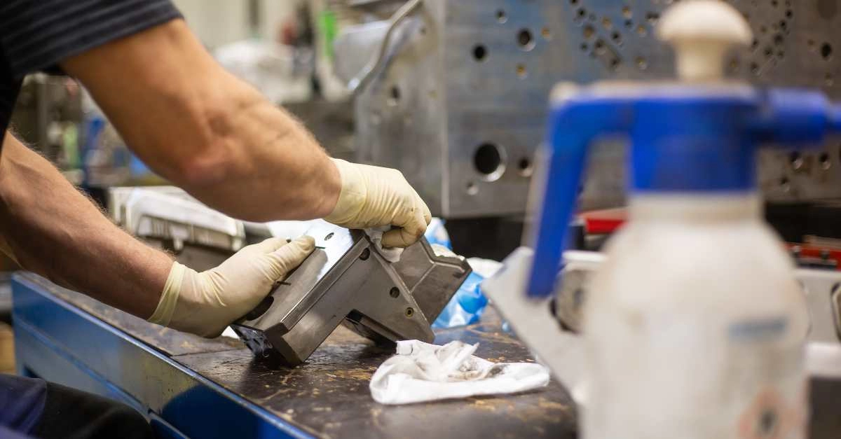 sua chua bao tri khuon duc nhua gia re 97461