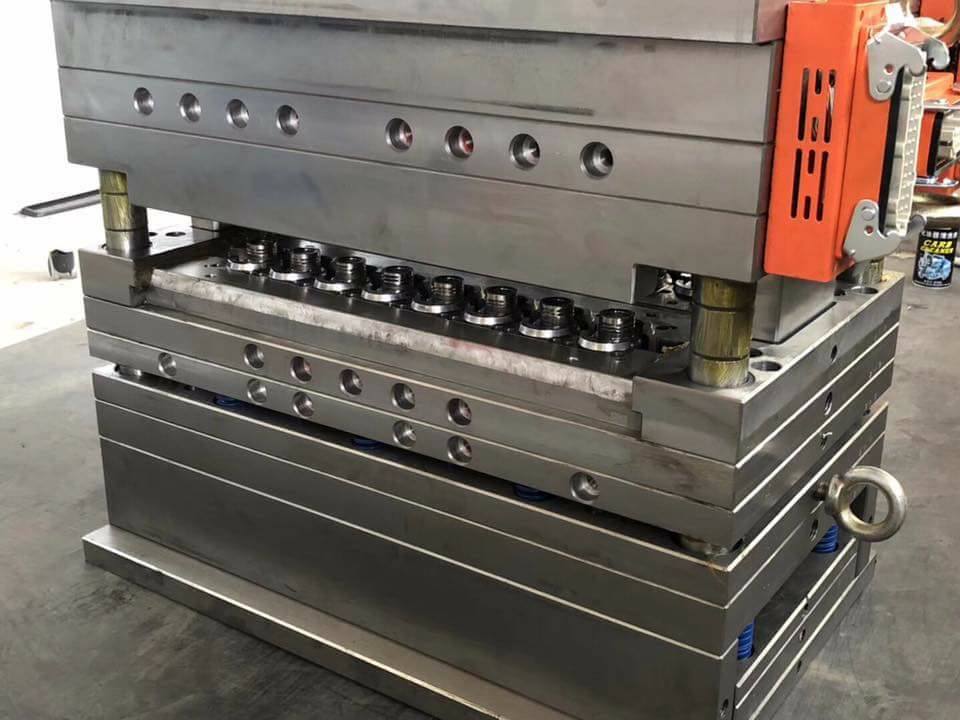 Sản xuất khuôn ép phun nắp bình nước 20l Sản xuất khuôn ép phun nắp bình nước 20l, khuôn nắp bình nước, gia công nắp bình nước, xưởng sản xuất nắp bình nước