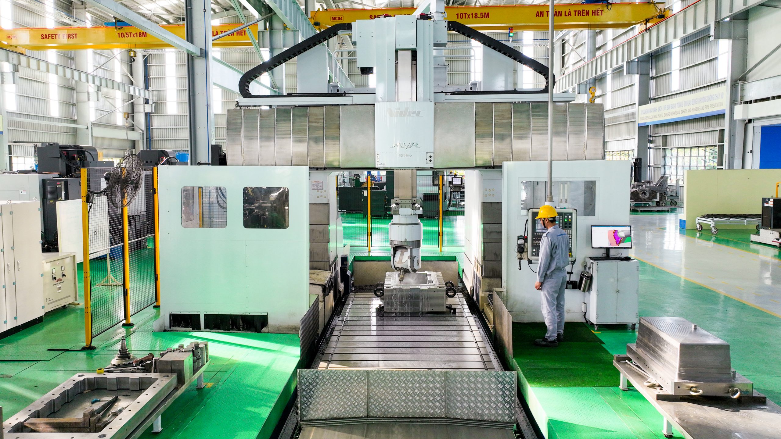 5 bước để thành công trong lĩnh vực gia công khuôn nhựa Hinh 2. Gia cong khuon voi may phay giuong 5 truc scaled 1