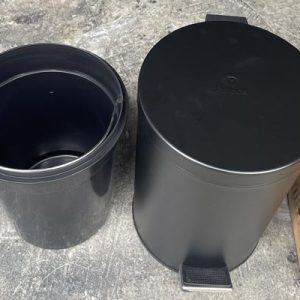 Thùng rác sơn đen đạp chân tròn 12L Plasticsaigon - hinh 2